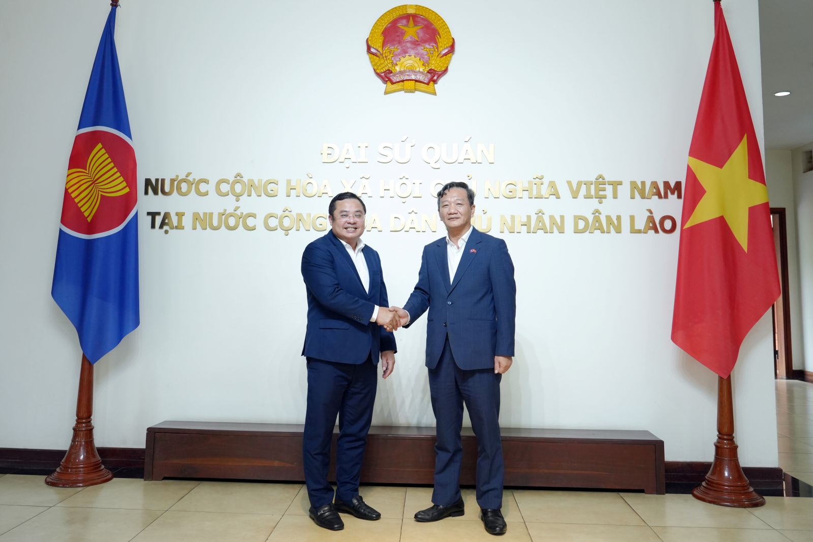 Chủ tịch Hội đồng thành viên Tập đoàn Hóa chất Việt Nam làm việc cùng Đại sứ Đặc mệnh toàn quyền nước CHXHCN Việt Nam tại CHDCND Lào - ông Nguyễn  Minh Tâm