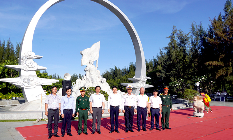 Đoàn công tác VINACHEM dâng hương tại Đài tưởng niệm chiến sĩ Gạc Ma